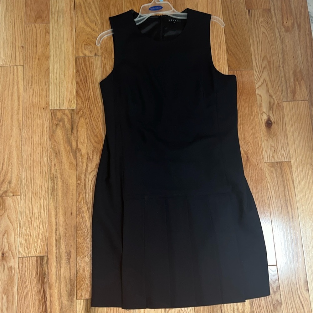 Theory Olvana Pleated Skirt Sheath dress in black size 12